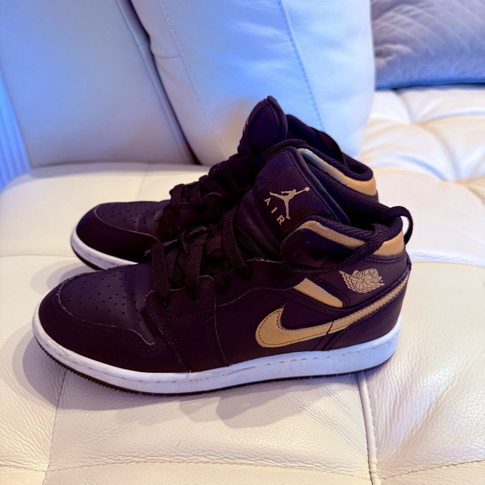 Jordan AJ 1 Mid Boys Black And Gold Size 4.5